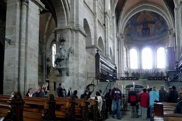 Zahlreiche Touristen lassen sich durch den herrlichen Dom führen und das repräsentative Hochgrab der beiden kaiserlichen Heiligen zeigen. Im Gedränge soll es vorgekommen sein, dass manchmal der Bamberger Reiter am linken Chorpfeiler übersehen wurde.