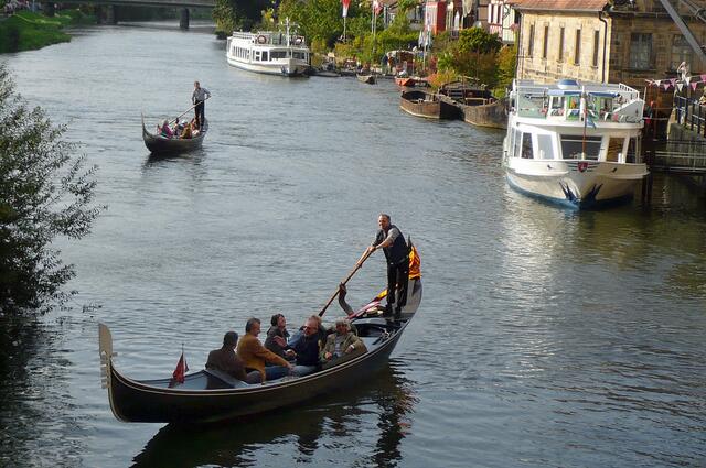 Durch die alte Kaiser- und Bischofsstadt fließen die beiden Arme der Regnitz. Zur Stadterkundung kann die Regnitz mit venezianischen Gondeln befahren werden.