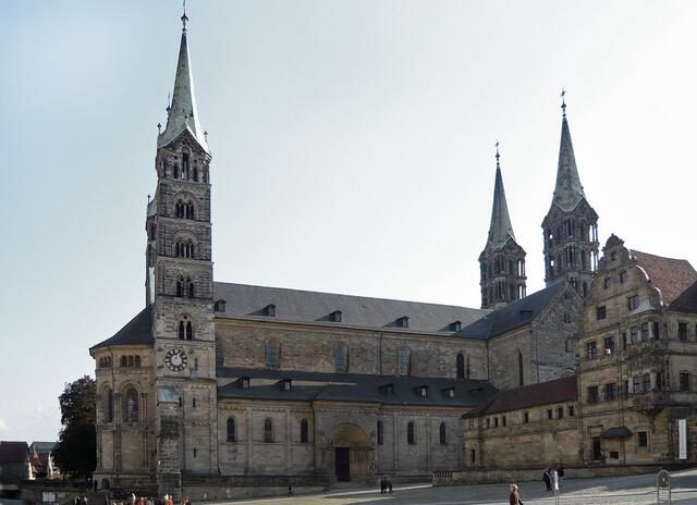 Zur Reihe der deutschen Kaiserdome zählt der Bamberger Dom, ganz rechts im Bild die Renaissancegiebel der Alten Hofhaltung.