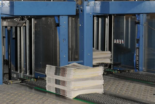 Stapel mit 50 Exemplaren kommt aus der Sortiermaschine