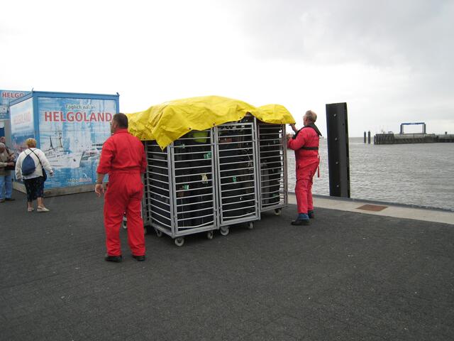 Das Gepäck wird in kleine Container geladen und per Kran oder Gangway an Deck gebracht
