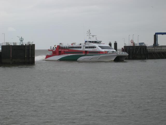 Der Katamaran "Halunder Jet" läuft aus Hamburg komment in den Hafen von Cuxhaven ein