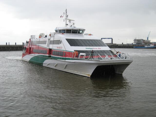 Das Schiff mit seinen 2 Rümpfen. Vorne oben hinter denn großen Fenstern die 1. Klasse.