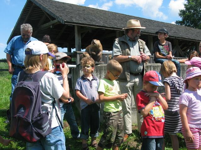 Wolfgang Zöttl inmitten der Kinder des Nordendorfer Ferienprogrammes.