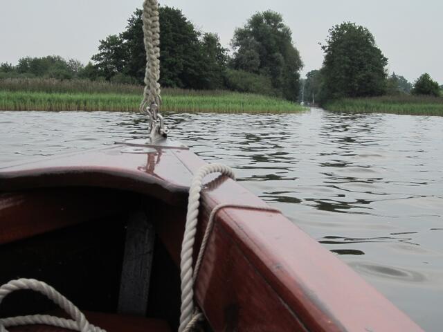 Anfahrt auf einen schmalen Kanal am Rande von Steinhude