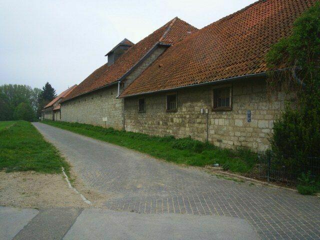 Außenmauer des Ritterguts.