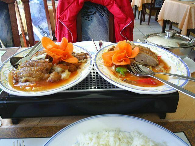 Das Gericht Ente mit Möhrenrosen verziert