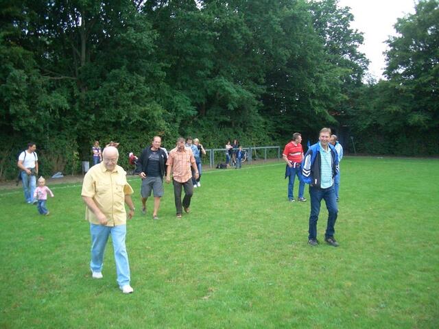 Die Jungs ohne Fußballschuhe kommen auf´s Feld
