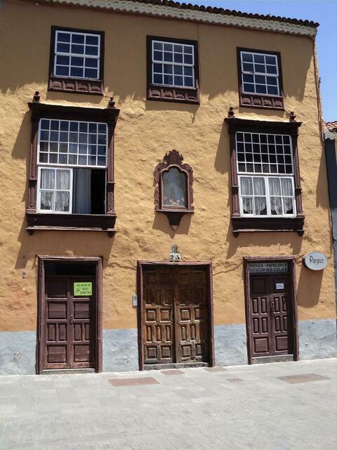 ALTES PATRIZIERHAUS MIT HEILIGENSCHREIN