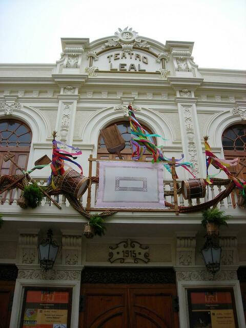 LEAL THEATER GESCHMÜCKT ZUR ROMERIA (FIESTA)