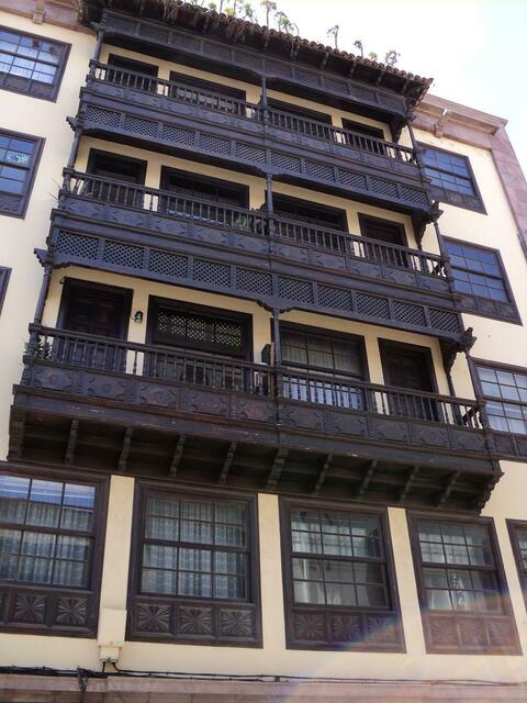 MAN BEACHTE DIE PFLANZEN GANZ OBEN