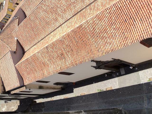 BLICK VON TURM AUF DAS DACH DER KIRCHE