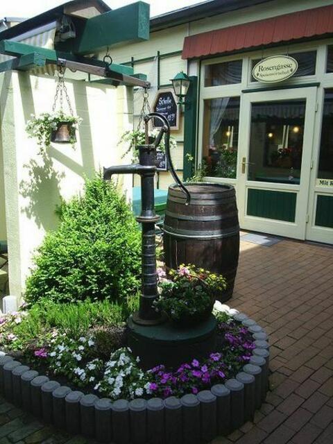 Ein Restaurant im Innenhof eines Hauses