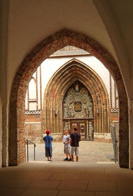 Vom Rathaus führt der "Buttergang" zum Westportal der Ratskirche St. Nikolai.