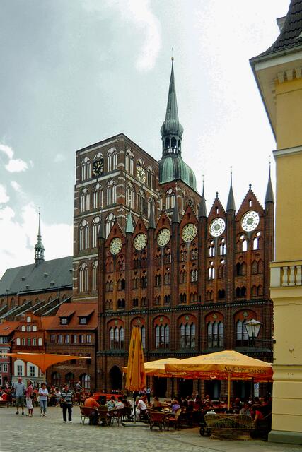 Die Südseite des Rathauses scheint mit der Doppelturmanlage von St. Nikolai verknüpft zu sein, vielleicht ein Symbol für die damalige Einheit von Rat und Kirche.
