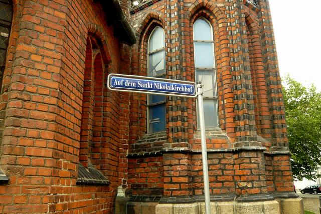 Vom Alten Markt sind es nur ein paar Schritte zum St.-Nikolai-Friedhof neben der Kirche.