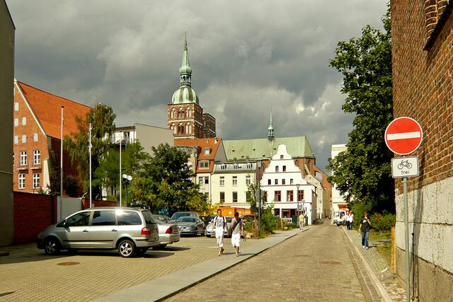 Die beiden Türme von St. Nikolai aus dem 14. Jahrhundert: Nach dem Brand 1662 erhielt der Südturm 1667 eine barocke Haube, der Nordturm nur ein flaches Zeltdach.