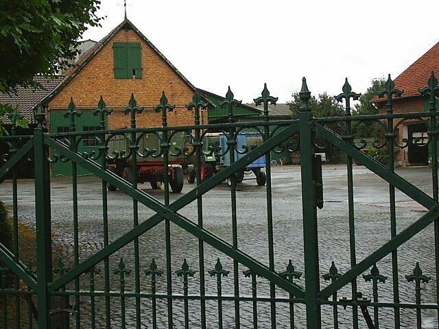 Blick durch das Hoftor