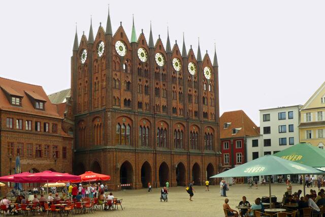 Das Stralsunder Rathaus gehört zu den schönsten Profanbauten norddeutscher Backsteingotik.