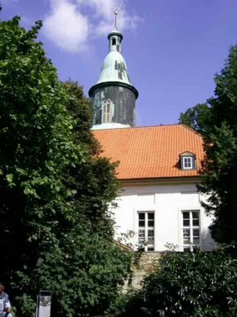 Kirche vom Stadtpark aus gesehen