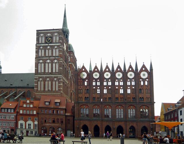 Zusammen mit der Nikolaikirche bildet das Rathaus ein Juwel norddeutscher Backsteingotik.