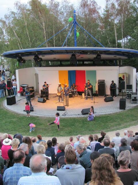 Afrikanische Musik ist top was auch die Zuschauer mit Applaus würdigten !