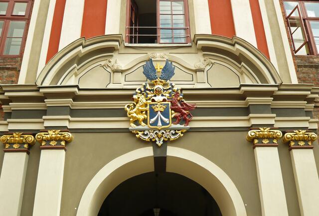Barockportal an der Ossenreyerstraße aus dem 18. Jahrhundert. Das Wappen erinnert an die Stralsunder Schwedenzeit.