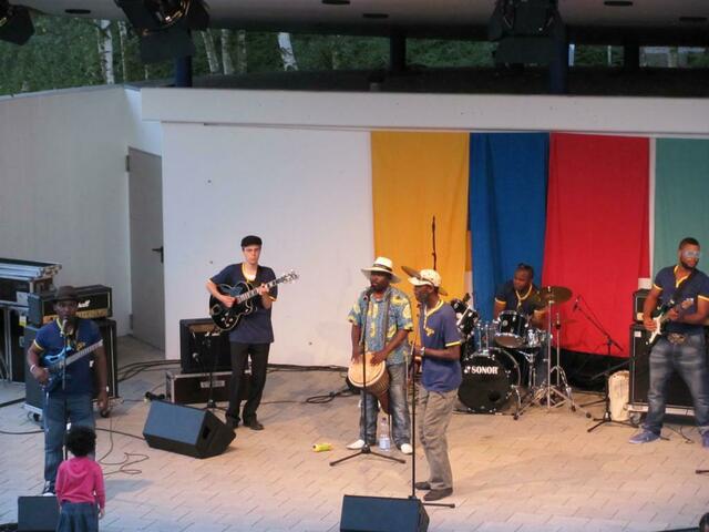 Afrikanische Musik ist top was auch die Zuschauer mit Applaus würdigten !