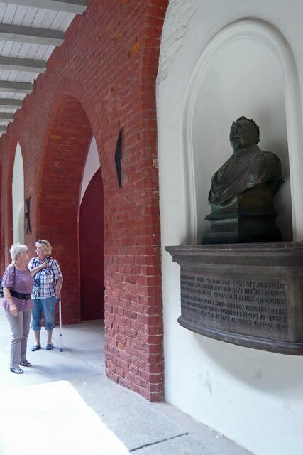 Im Durchgang ist die Büste von Gustav II. Adolf aufgestellt.