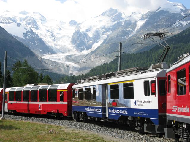 Freundlich winkten die Gäste aus dem Zug