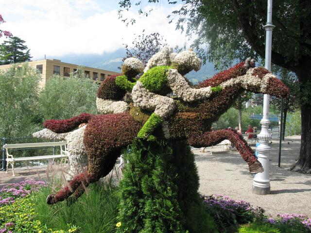 Meran mit Blumenbestückten Figuren.