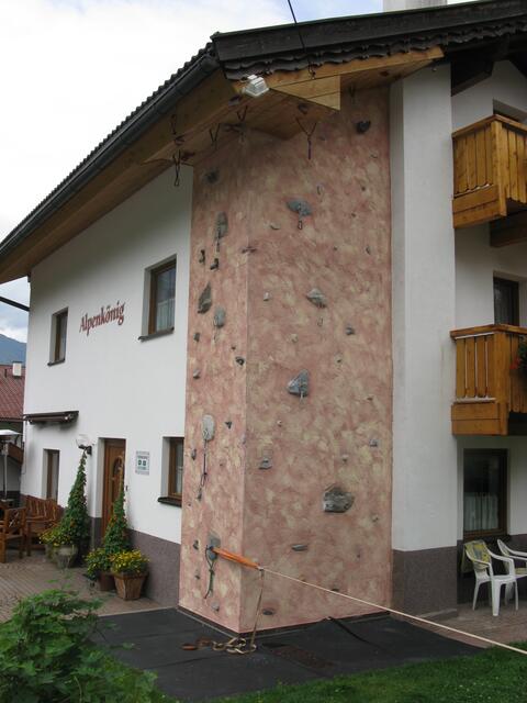 Bei einem Bergführer der eine Kletterwand anbrachte