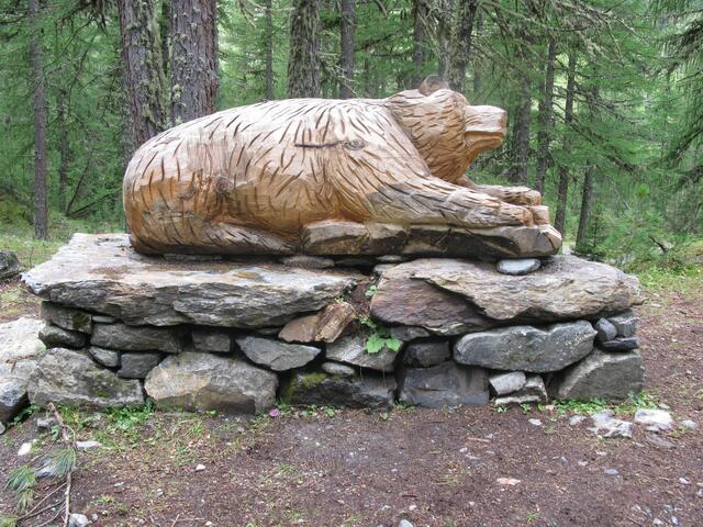 Bär aus Holz geschnitzt