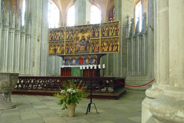 Die Kirche, insbesondere der Hohe Chor, wurde ab 1842 neugotisch umgestaltet.