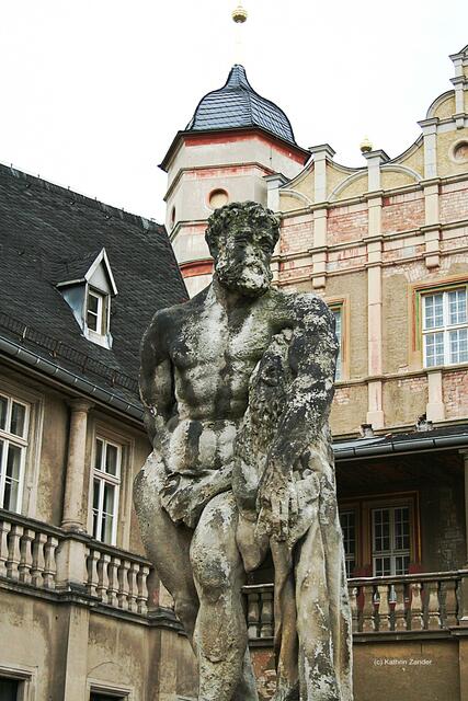 Sandsteinstatue Herkules im Schloßhof
