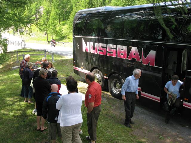 Anstehen beim Würstel Verzehr