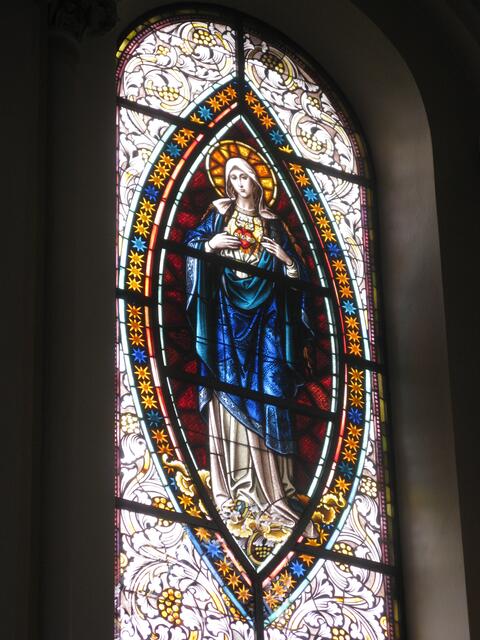 Man konnte sich nicht satt sehen, so schön waren die Bilder in der ganzen Kirche an den Fenstern