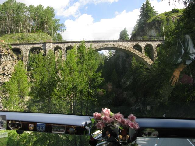 Aus dem Bus fotografiert, ein Viadukt