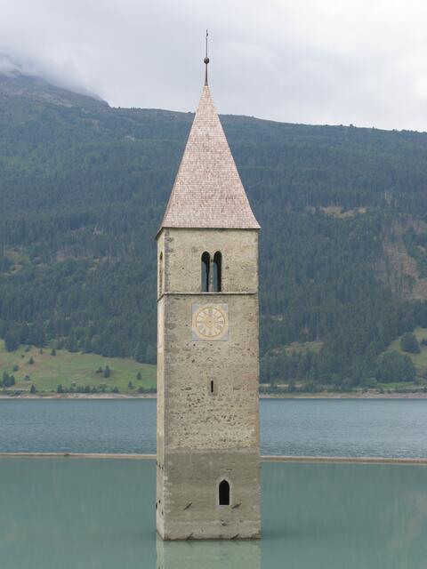 Der Reschensee mit dem Kirchturm in Graun