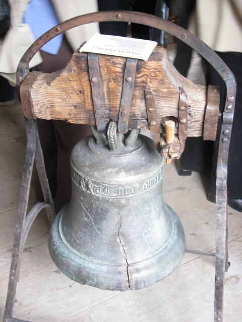 Eine nicht mehr gebrauchsfähige Glocke aus früherer Zeit