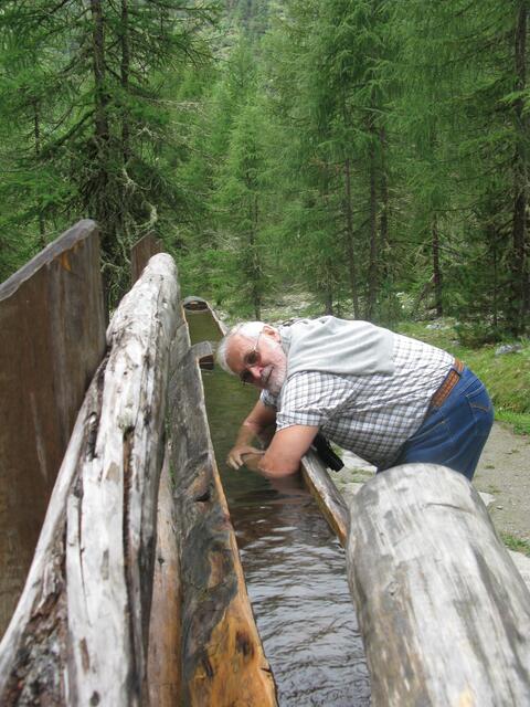 20 sec. hielt ich aus, dann meinte ich, ich habe keine Arme mehr, so eiskalt war das Wasser