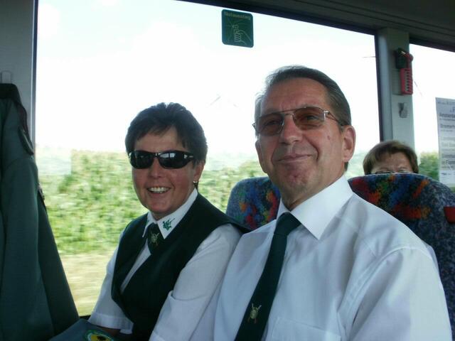 Elvira und Klaus Conrad während der morgendlichen Busfahrt