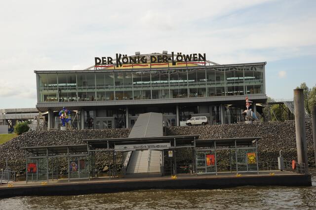 Hier kommt man nur mit den Schiff in die Vorstellung