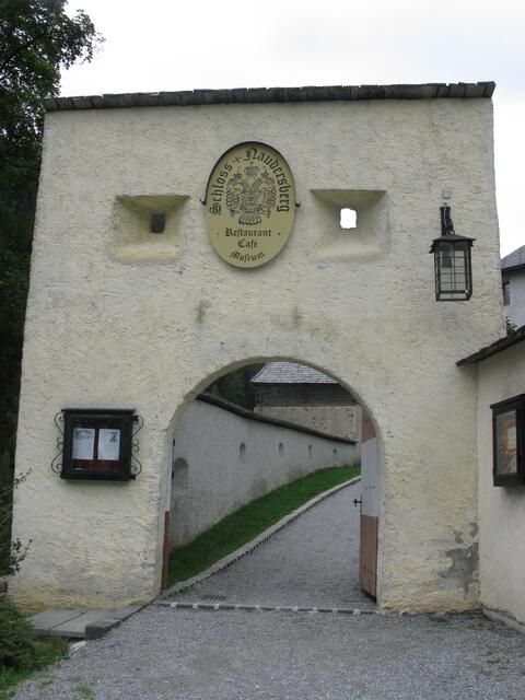 Eingang zum Schloss Naudersberg