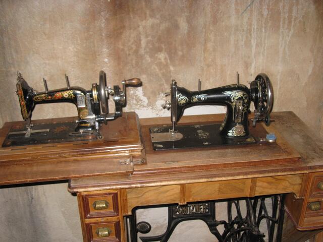 Alte Nähmaschinen mit Handkurbel