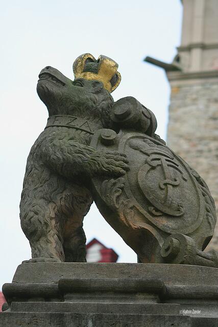 Torpfeileer mit gekröntem Bären und Wappen C und F den Anfangsbuchstaben des Fürsten Carl Friedrich