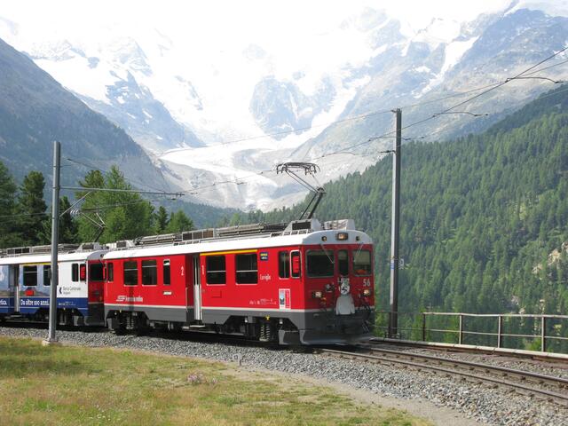 Der Glasier Express kommt den Berg herauf