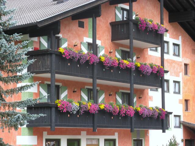 Ein Hotel in Sulden mit herrlichen Blumen am Balkon