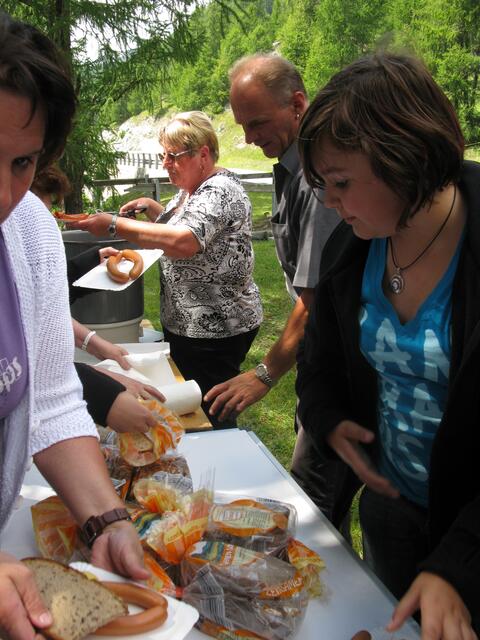 Im Hintergrund unsere Barbara Bordsevive und Busfahrer Gerald