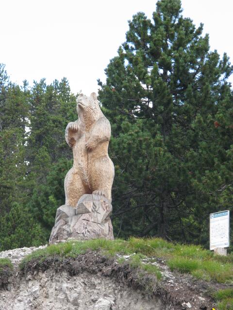 Aus Holz geschnitzter Braunbär in Sulden am Stilfser Joch